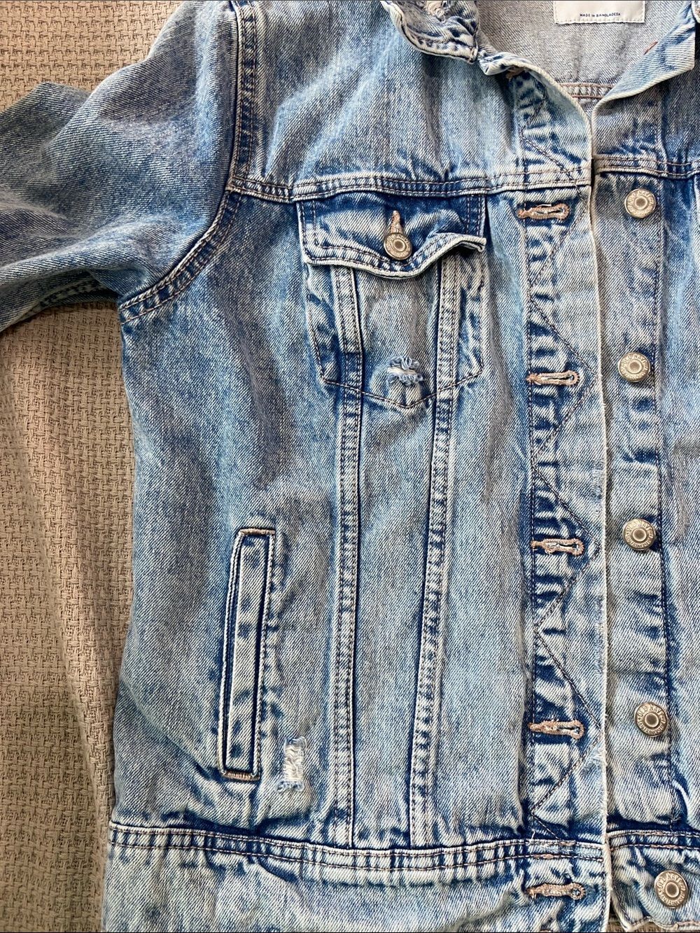Old Navy Light Blue Distressed Denim Jacket sz L - Picture 8 of 9